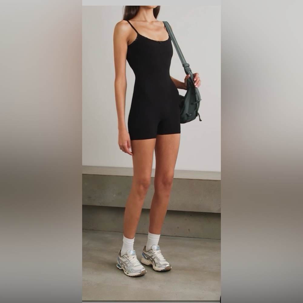SKIMS outdoor Short Onesie - Onyx size med NEW with TAGS built in bra